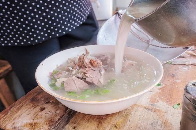 夫妻俩|夫妻俩大集上卖羊肉汤,20元一碗,老乡们每天吃掉8只羊