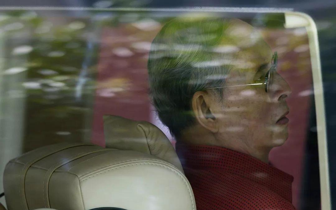 亲哥哥|普密蓬国王失手杀了亲哥哥,想要坦白却被母亲阻止,从此再无笑容