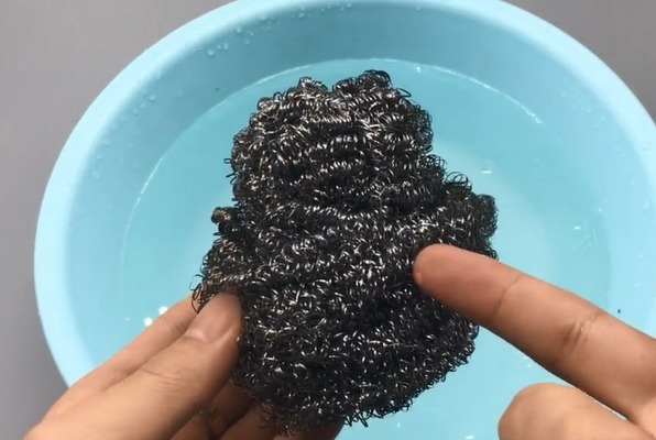 把钢丝球放火上烤一烤,好多人不知道有啥用,10个家庭9个都需要