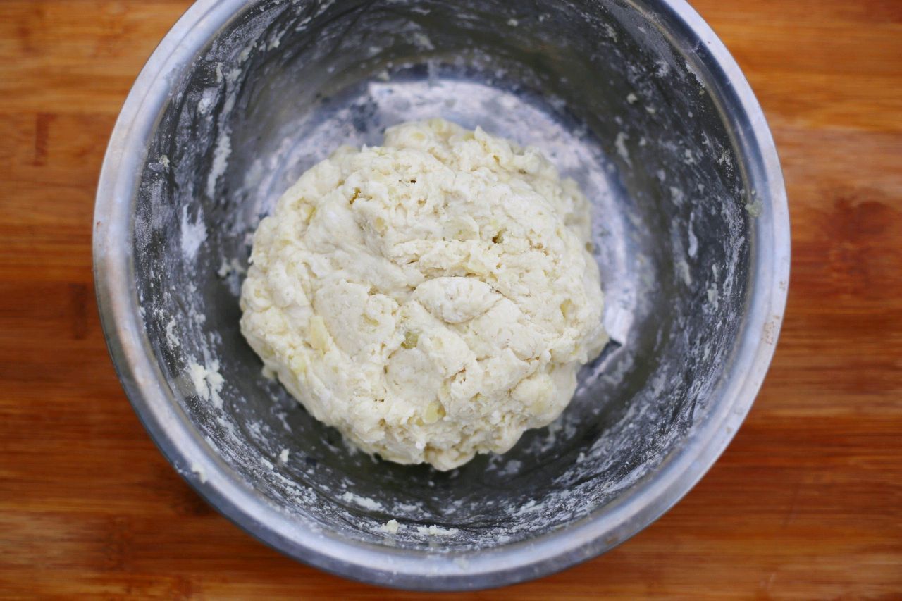 土豆别总炖了，做成奶香土豆饼，松软香甜，孩子很喜欢吃