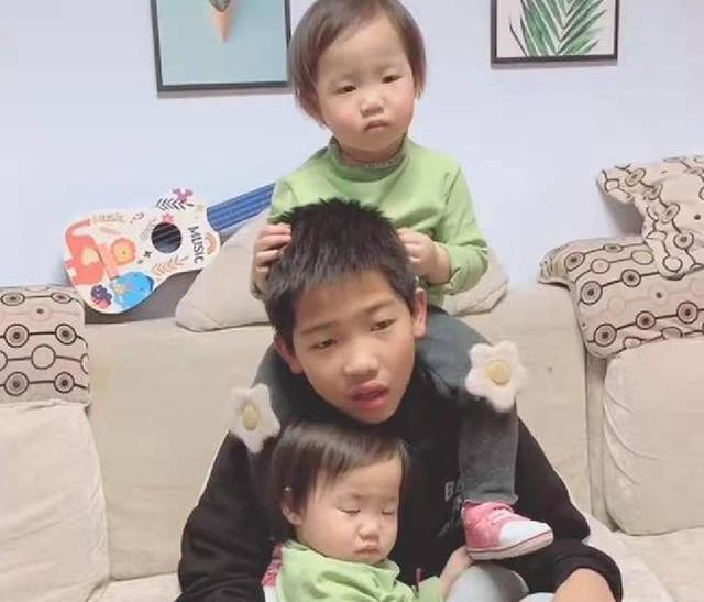 他们之间|儿子向妈妈要了10年妹妹,不料宝妈一口气生了俩,儿子生无可恋