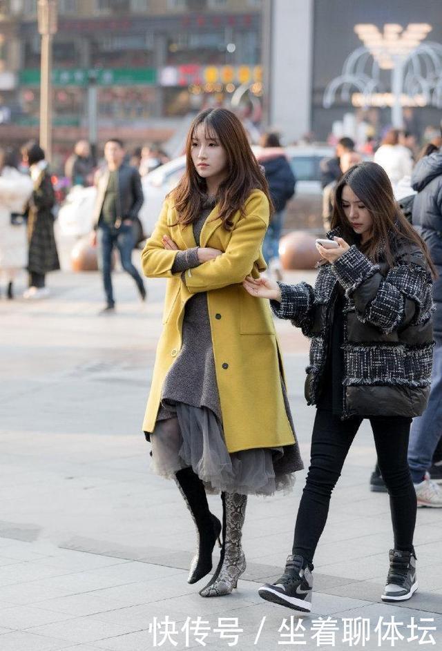 西装|长款灰色西装搭配高腰筒裙,青春靓丽,活泼可爱