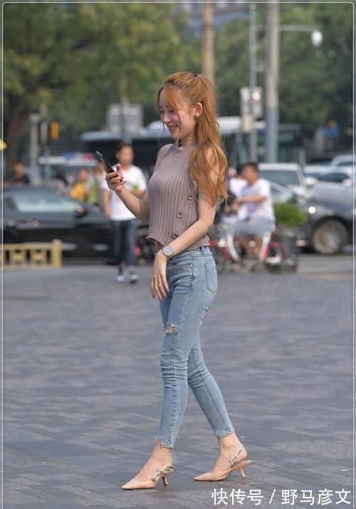 红色高跟鞋|美女穿搭:灰色粉红色的细针织与轻牛仔裤,纯净优雅,光滑浪漫