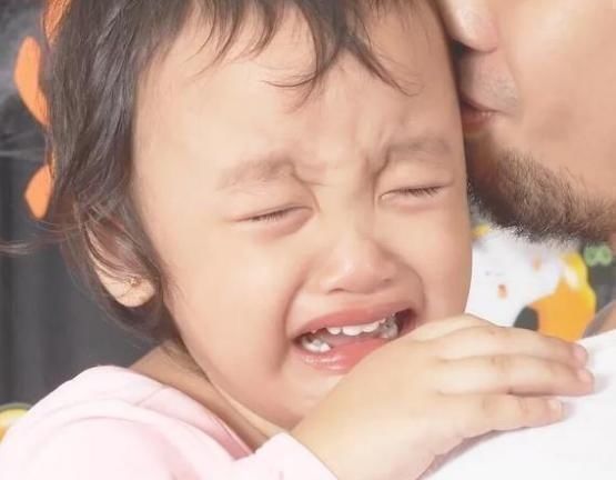 孩子|爸妈睡觉都很安静，宝宝却准时半夜醒来，装上监控宝妈吓一身汗