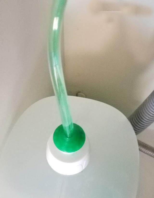 洗洁精|洗了这么多年的碗,才知道打开水槽上的小孔,塞一根软管方便洗碗