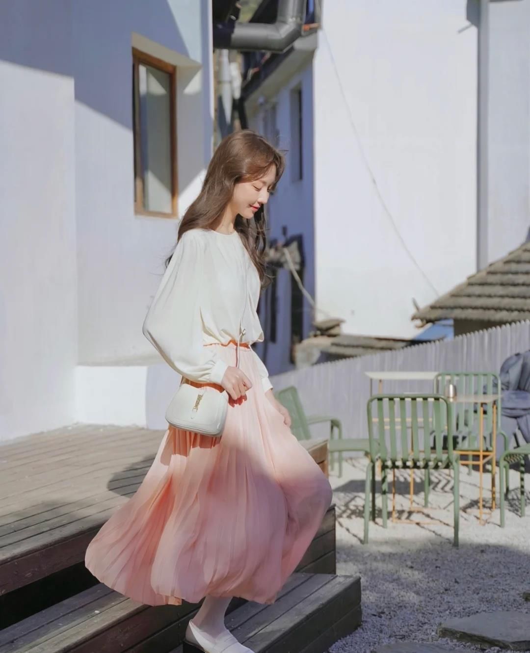 百褶裙 被“水蜜桃”穿搭圈粉了,云朵衫和百褶裙,时尚温柔“怜”人爱