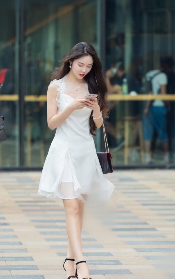 街拍:身穿红色抹胸连衣裙的美女,白皙的香肩与修长美腿,温婉可人