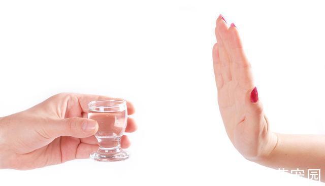 健康|每天坚持喝2两白酒的人和滴酒不沾的人,哪个更健康长寿?