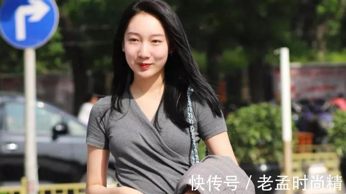 微笑 街拍:穿一身灰色包臀短裙的靓丽女孩,甜蜜的微笑,让人心情愉悦