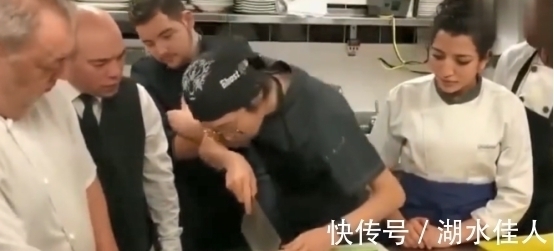 中国厨师到美国，只切了一根黄瓜，就让众人折服直言：要学中餐