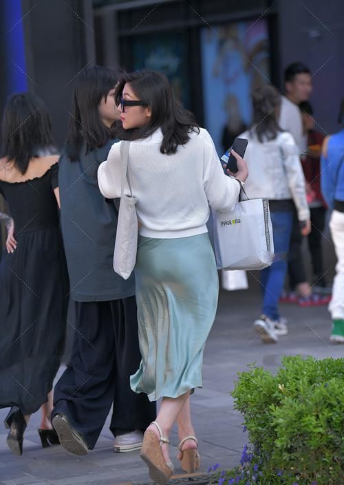 连衣裙如何穿出高级感？版型很重要，面料也很重要