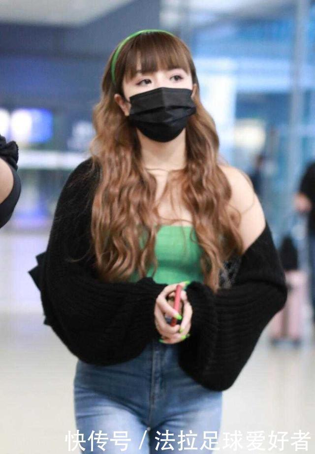 安崎|安崎真会穿,露腰针织衫配牛仔裤高挑精致,小个子也能穿出大长腿