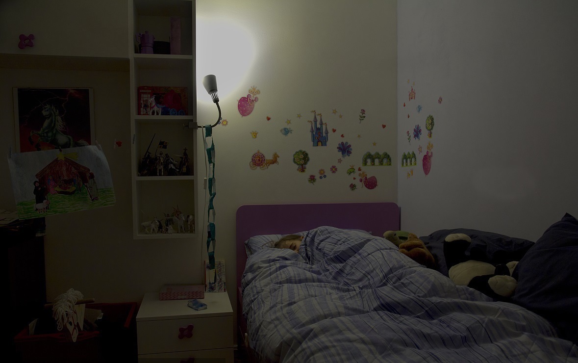 监控|5岁女儿单独睡大床,每天去老喊挤,查看监控后妈妈泪崩