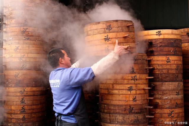 蒸馒头时,不要只加酵母,面里加这两样,馒头又白又软又香