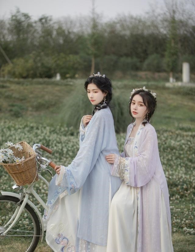 可可@汉服娘到小摊上买东西,老板“衣服很好看,就是长得不好看!”