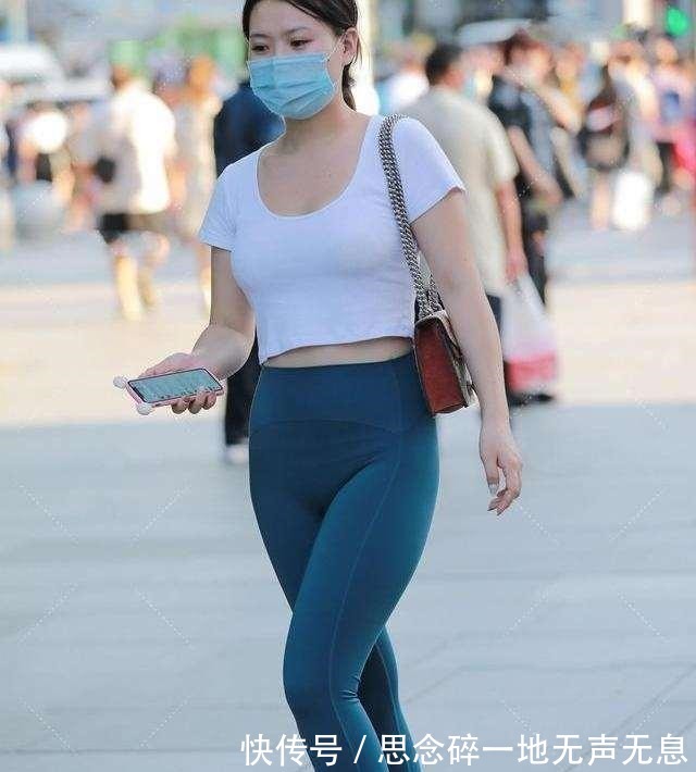 高腰 黑色高领长袖搭配牛仔打底裤,性感自信,完美女人必备!