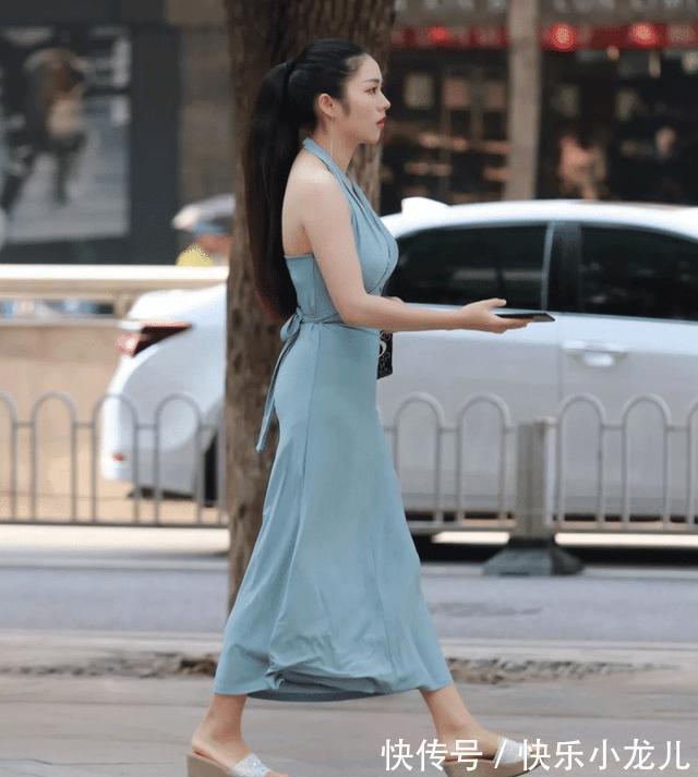 天生丽质 时尚挂脖连衣裙搭配拖鞋,彰显女人时尚气质,时尚穿搭的首选!