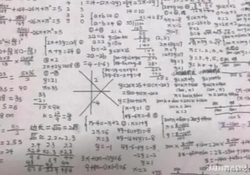 草稿纸|小学生“草稿纸”走红,考试被当成“试卷”上交,网友:完全相反