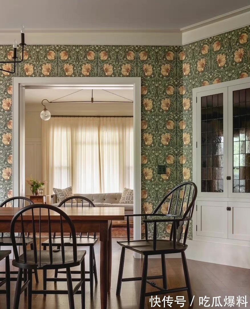 红酒|退休后的梦想家,深木色家具花壁纸,一起感受岁月静好的乡村住宅