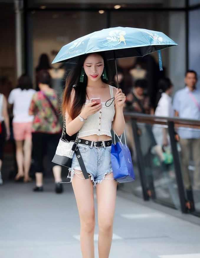 搭配|气质靓丽的时尚美女,浅蓝色上衣搭配黑白格半裙,尽显出淑女的气质