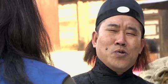 64岁杜旭东不会调二维码，被拦下一脸尴尬局促，周炜笑是老年人