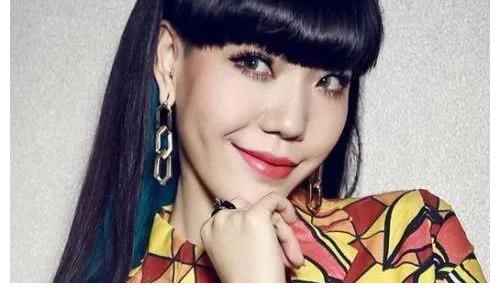 因《中國好聲音》紅極一時的吳莫愁為何消失了，現在過得怎么樣？