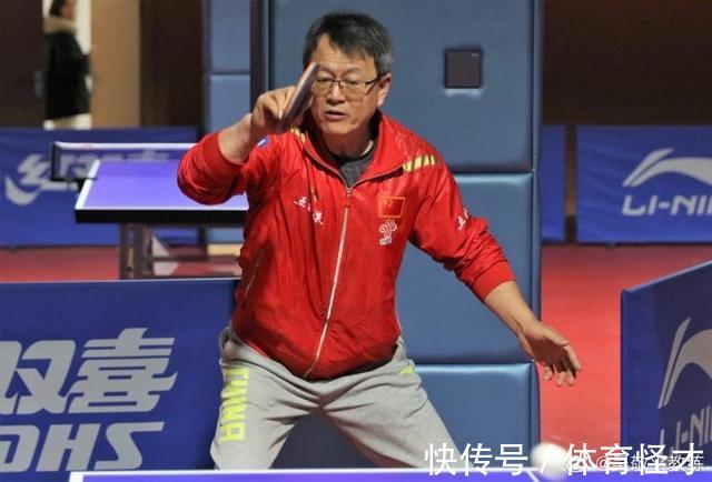 樊振东|国乒金牌老帅秀球技!直板打法面部发力抢镜,退休后开班培养教练