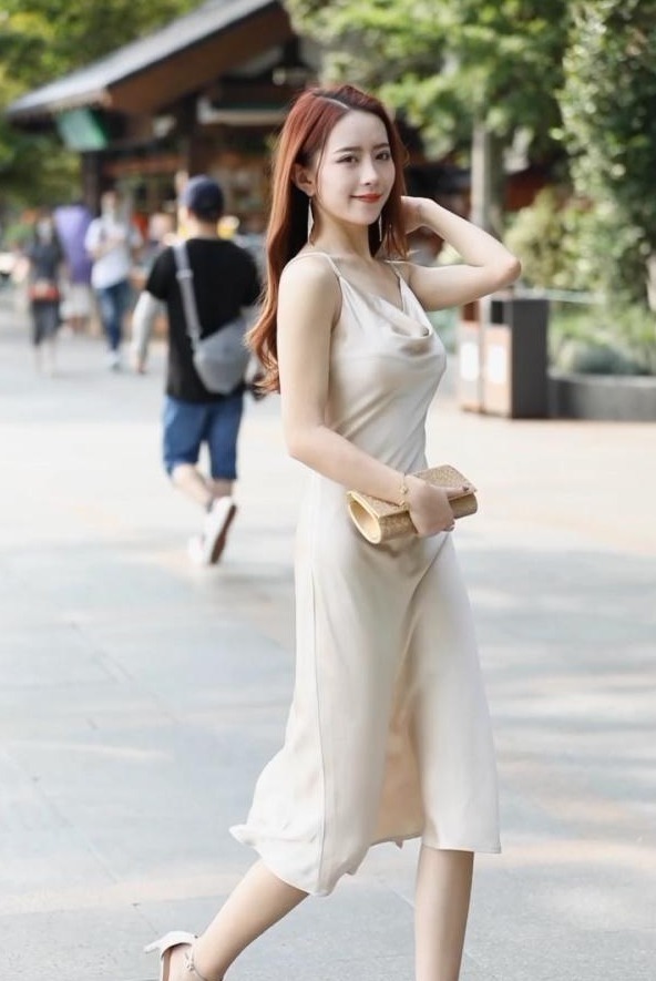 连衣裙 米白色绸缎连衣裙搭配高跟鞋,干净优雅,清纯灵动