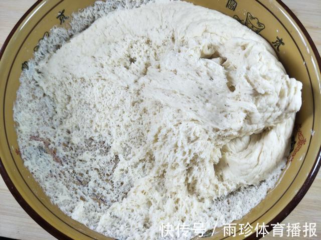 保鲜膜|天冷发面有诀窍,酵母粉里多加1味,面团蓬松,一个小时发满盆