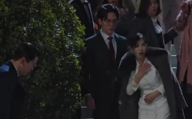 《顶楼2》：按警铃的是周丹泰 ，补刀也是他，拔掉氧气管还是他？