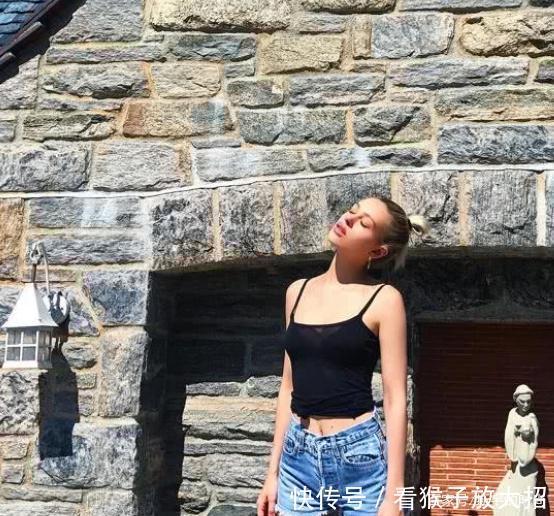 时尚感|布鲁克林女友“逆天”，穿白T秀胸肌太帅气，时尚感不输超模