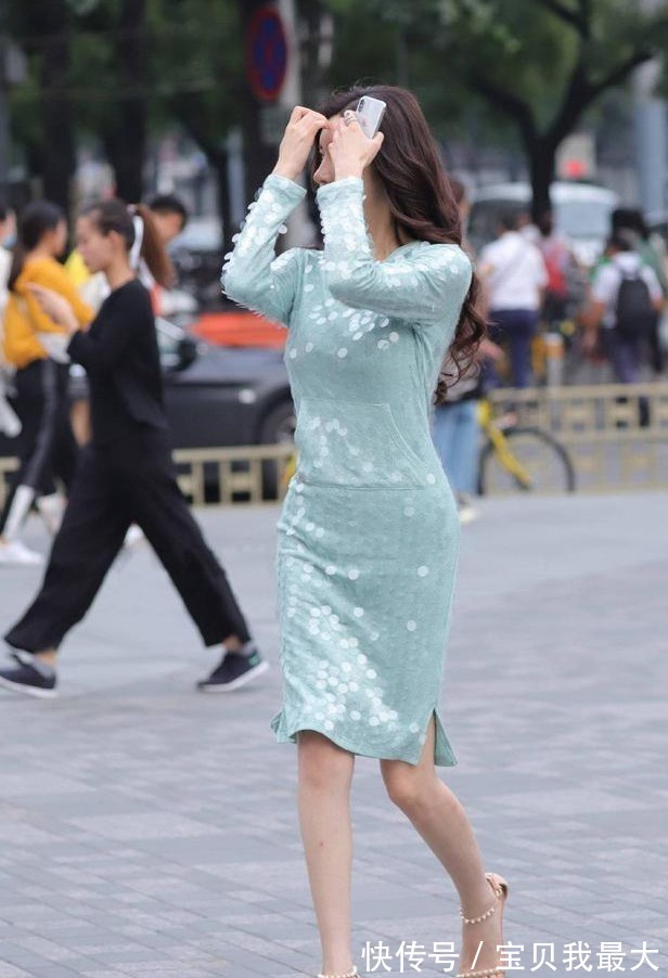 单品 夏末初秋的优雅穿搭,漂亮的亮片连衣裙搭配珍珠高跟鞋,简单时尚