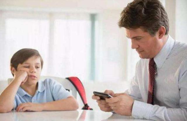 母亲|“儿子的脸被同学抓破相”,这位母亲的做法,连老师都赞叹不已