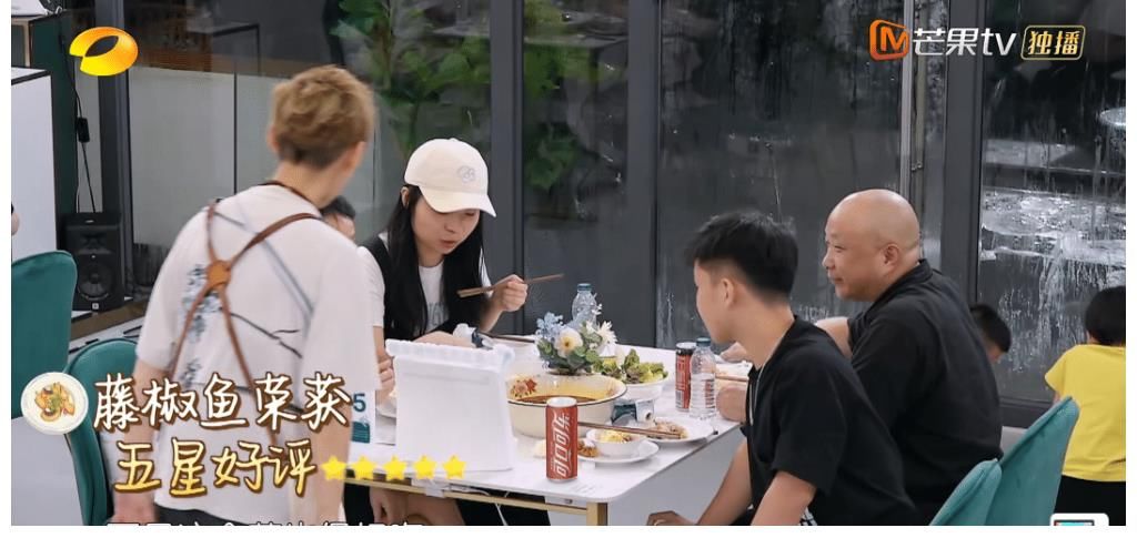 宁静|《中餐厅5》到底有多假?客人吃到生米线不吭声,赵丽颖反应得体