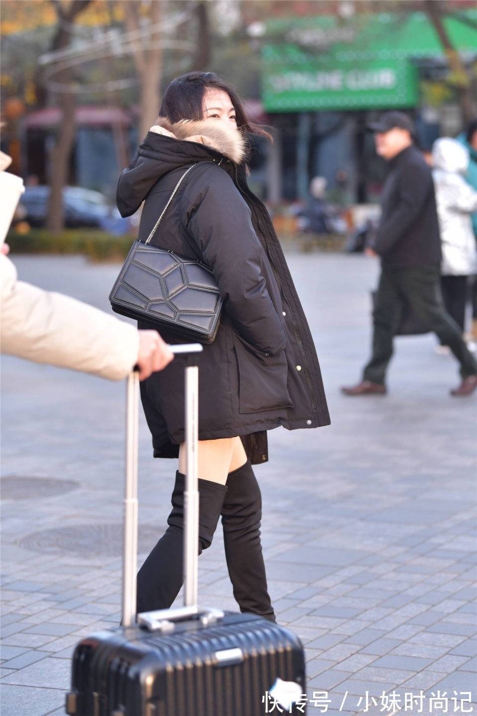 穿搭|黑色的尖头细跟过膝长靴，搭配一款黑色羽绒服，时髦又很保暖显高