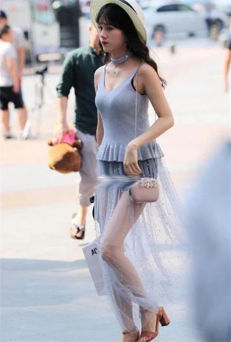街拍：美女身穿裸色连衣裙，肌肤如玉，身姿曼妙