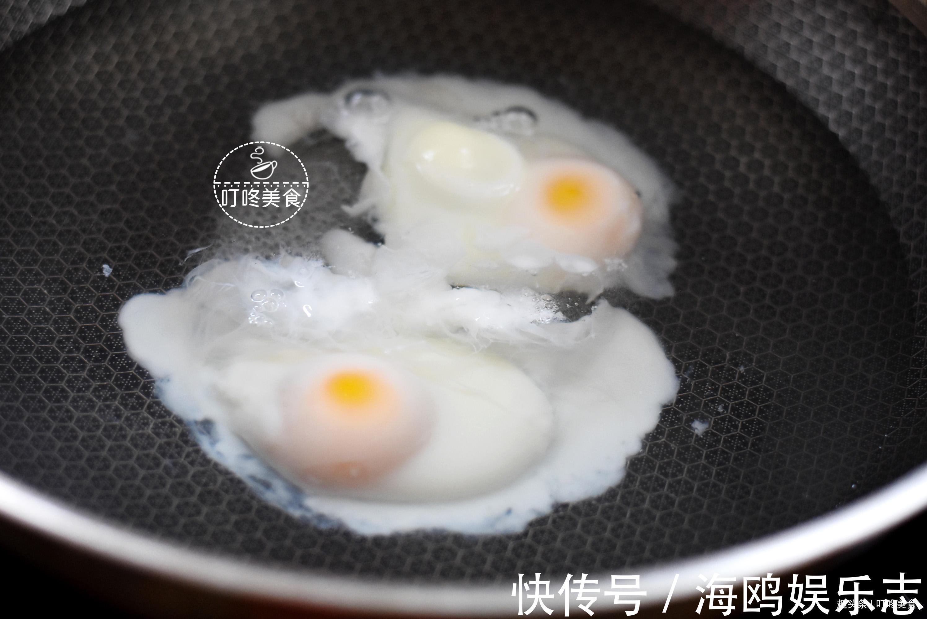 白沫|煮荷包蛋时,煮不圆还冒白沫教你一招,保证完整还不粘锅!