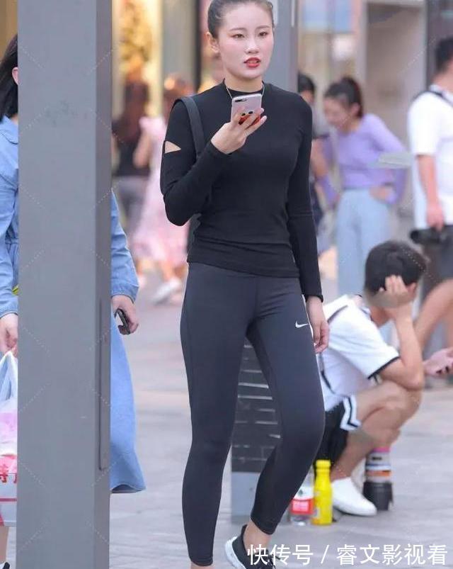 运动装 半透明的面纱拼接于深灰修身裤,所展现的青春性感是如此惊艳