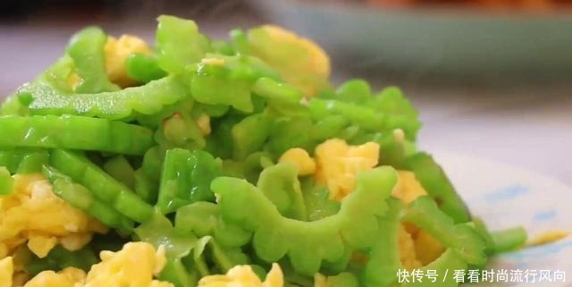  苦瓜炒鸡蛋最美味做法，鸡蛋嫩滑，苦瓜也不苦，营养又好吃