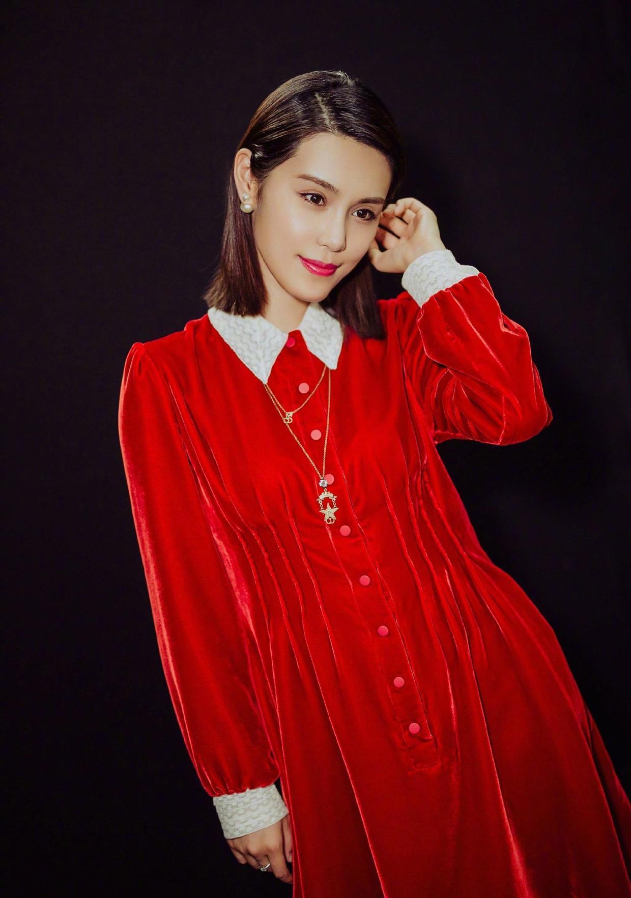 谢杏芳气场全开!穿大红色连衣裙惊艳亮相,气质一点不输超模