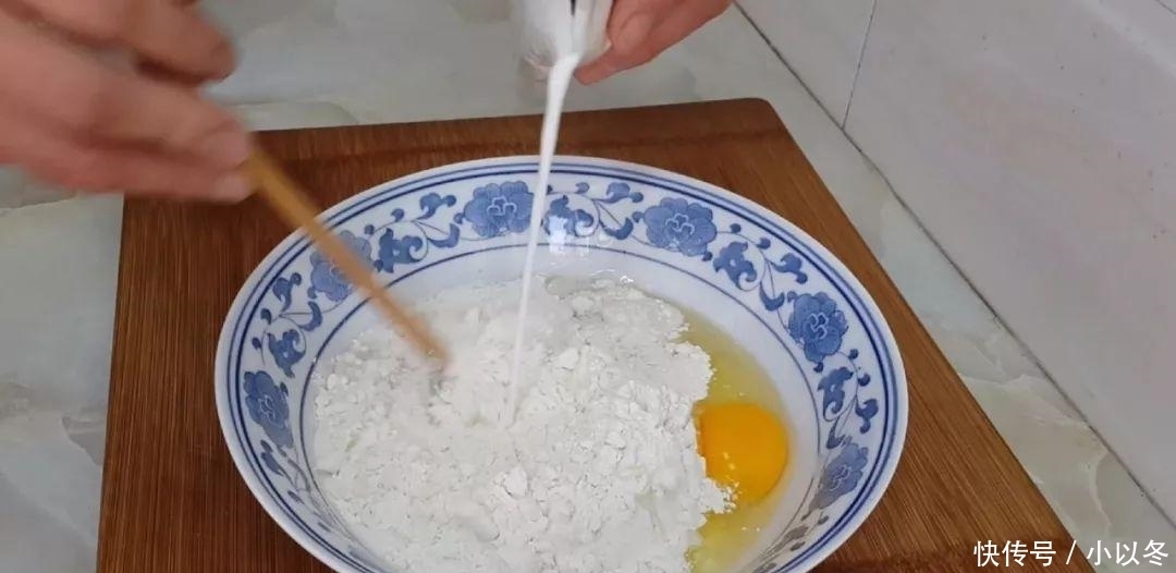 鸡蛋|1个鸡蛋,1袋牛奶,不用一滴水,在家自制小油条,比小麻花还好吃