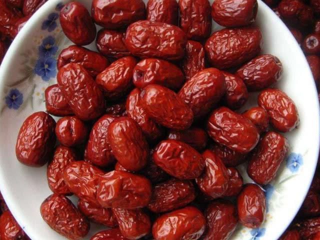 红枣和它一起煮连喝20天，湿气没了肚子不鼓，皮肤似婴儿