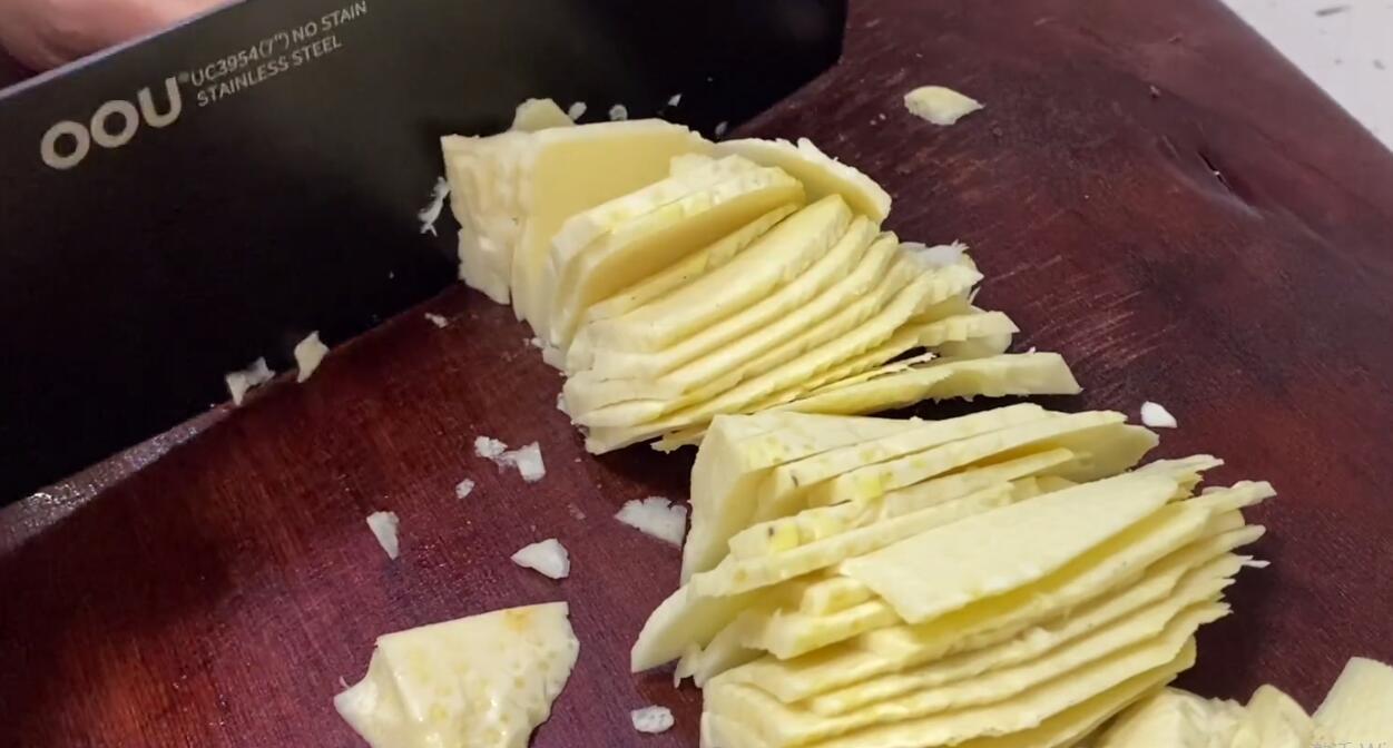 竹笋搭配腊肉这样炒着吃,笋清甜肉咸香,天天吃都不腻