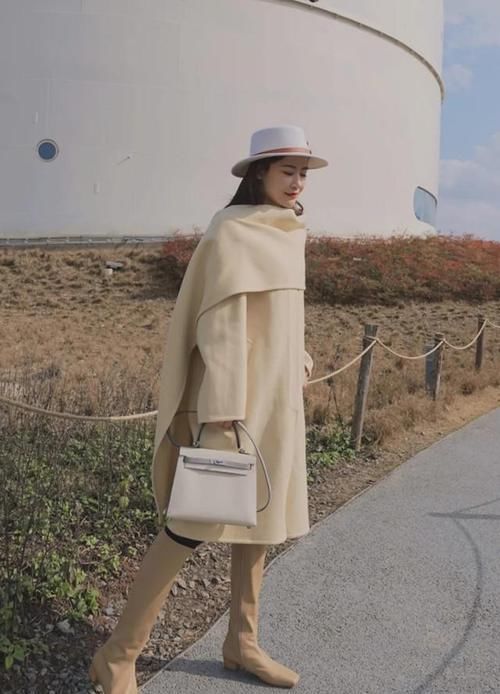 见过大场面的女人，穿大衣很少配打底裤，反而更爱这4种，特显范