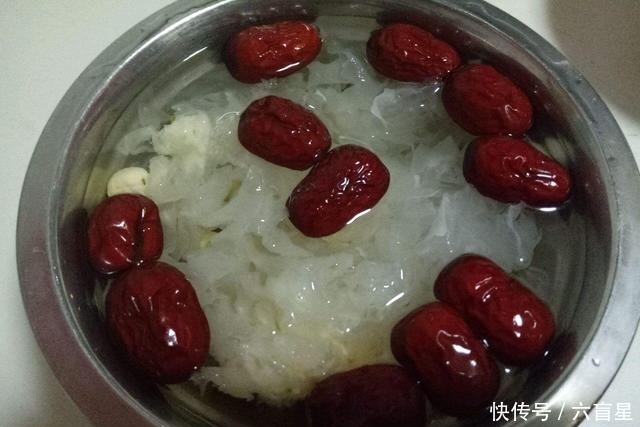 有贫血的人,别吃红枣了,营养师提醒:2种食物