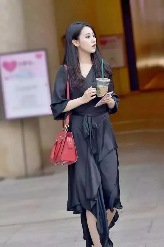黑色连衣裙彰显了美女的气质,美丽大方还兼具优雅简约风