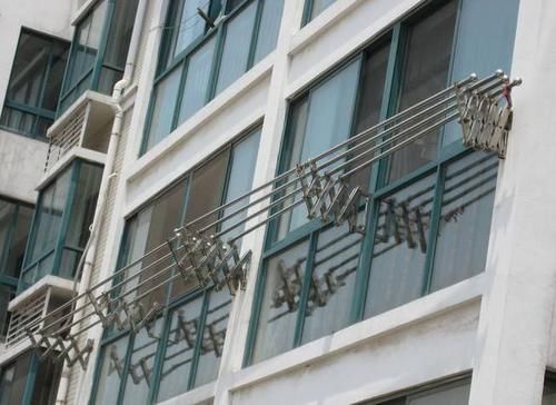 阳台|越来越多人家装这种晾衣架,老师傅一看直点头夸好,真是太实用了