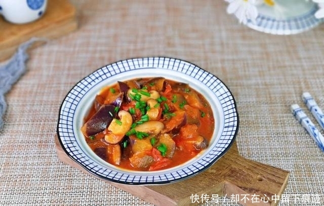 纯素菜搭配:西红柿香菇炒茄子!尝起来很棒!