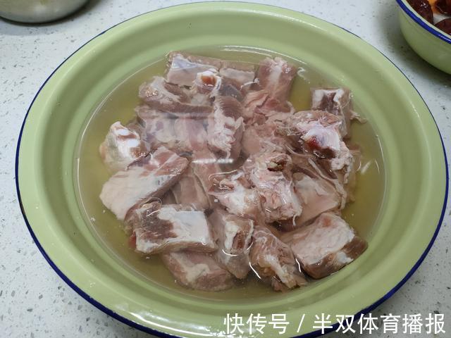 腥味|煮排骨汤时，记住“2不放2窍门”，肉质软烂脱骨，汤鲜无腥味