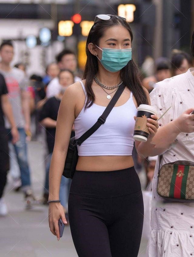 小姐姐 短款上衣如何搭配才能不出错这些小技巧,可以收藏哦!